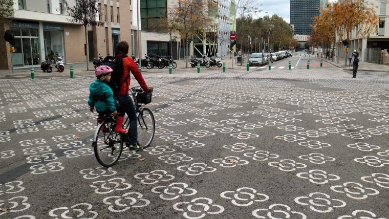 Barcelona’s superblocks programme aims to improve gender perspective in public space with more trees, more pedestrian space, less noise and pollution. The programme used satisfaction surveys on the use of the public space.