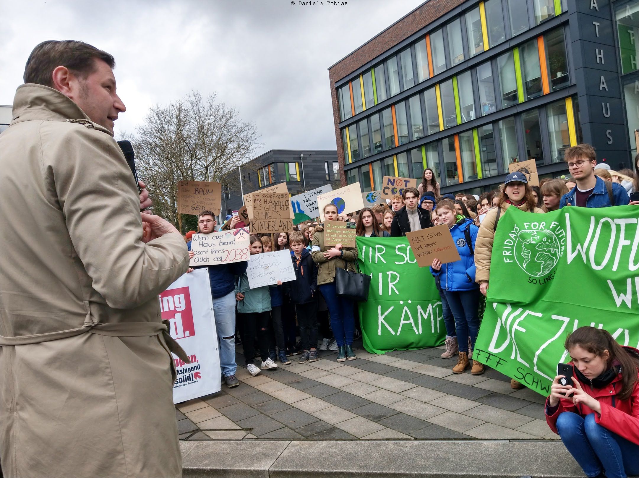 Tim Kurzbach, gradonačelnik Solingena u Njemačkoj, razgovara sa skupinom prosvjednika iz pokreta Fridays for the Future. Foto: Daniela Tobias