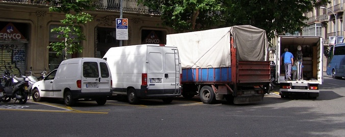 mixed delivery vehicles in Barcelona 