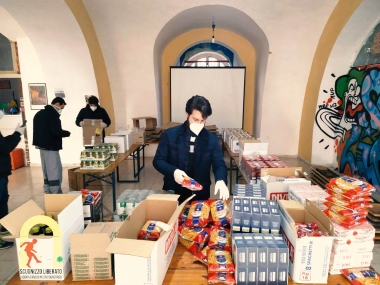 Packing foods parcels at Scugnizzo Liberato, Naples, April 2020